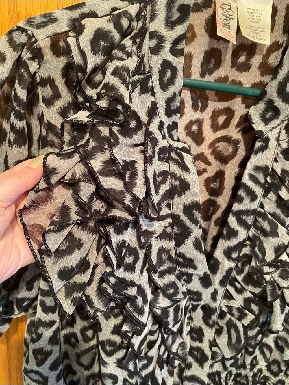 L8ter Women’s Ruffle Sleeve Animal Print Top - Picture 5 of 8